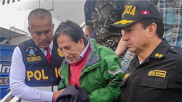 USA liefern Perus Ex-Präsidenten Toledo aus Polizeibeamte eskortieren Perus Ex-Präsident Alejandro Toledo bei seiner Ankunft am Flughafen in Lima. Er ist wegen Korruptionsvorwürfen aus den USA an sein Heimatland ausgeliefert worden.