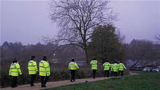 Drei Jungen nach Einbruch in gefrorenen See gestorben Polizeibeamte im Babbs Mill Park in Solihull.