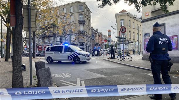 Terrormiliz IS reklamiert Anschlag in Brüssel für sich Polizeibeamte im Einsatz in Brüssel.