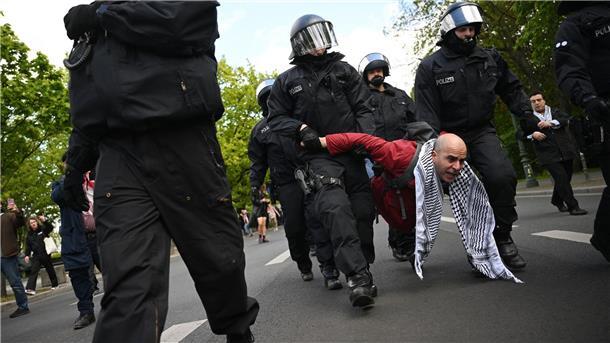 Polizeibeamte nehmen einen Teilnehmer einer Unterstützungsversammlung für das propalästinensische Protestcamp mit.