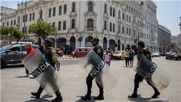 Polizeibeamte patrouillieren im historischen Stadtzentrum von Lima.