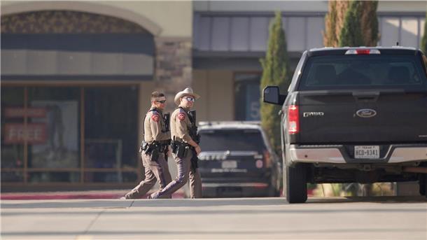 Die USA und die Waffen - Erneuter Amoklauf schockt das Land Polizeibeamte patrouillieren in einem Einkaufszentrum nach Berichten über Schüsse.