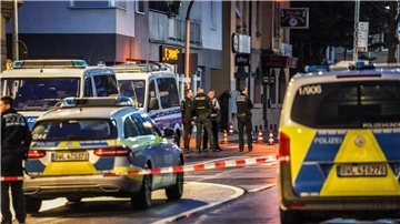 Polizeibeamte sichern den Tatort in Plochingen ab, wo ein Mann angeschossen worden war.