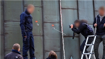 Polizeibeamte sichern Spuren am Dach der neuen Synagoge in Essen.