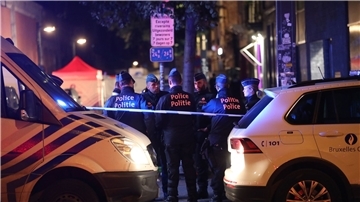 Polizeibeamte stehen am Tatort der Messerstecherei.