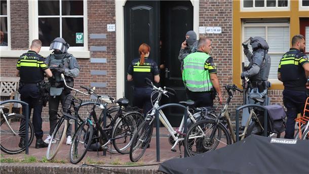 Toter bei Attacke in Holland - Verdächtiger gefasst Polizeibeamte stehen am Tatort: Im niederländischen Leiden sind bei einer Attacke mit einer Stichwaffe mehrere Menschen verletzt worden, ein Mann starb.