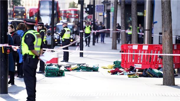 Polizeibeamte stehen Wache am Tatort, nachdem drei Menschen in der Londoner City niedergestochen wurden. Den Angaben ereignete sich der Vorfall am Morgen im Viertel Bishopsgate nahe des Bahnhofs Liverpool Street Station.