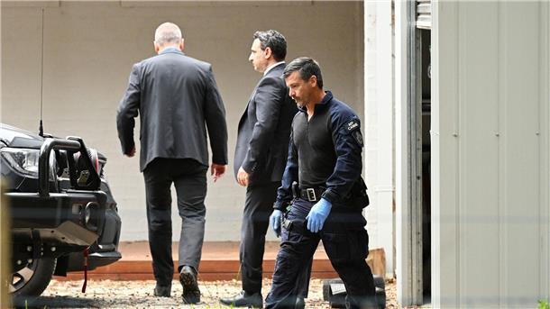 Drei Tote nach Essen mit Pilzen: Frau festgenommen Polizeibeamte untersuchen das Grundstück von Erin Patterson in Leongatha, Victoria.