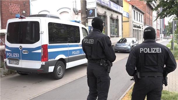 Niedersachsen verbietet salafistischen Verein Polizeibeamte vor einem der durchsuchten Objekte in Braunschweig.