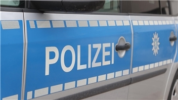 Polizeibeamten entdeckten am Kiosk in Geestemünde Einbruchspuren.