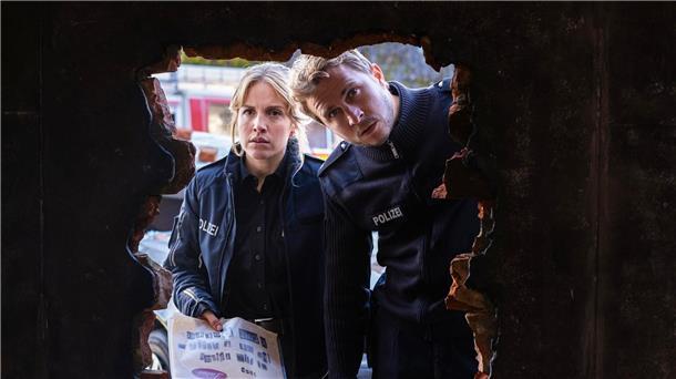 Verschwörung der Inselpolizei? „Morden auf Öd“ Polizeibeamtin Maja Stein (Paula Kalenberg, links) lernt ihren Kollegen Klaus Hansen (Max Hubacher) mit der Zeit schätzen.
