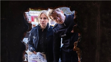 Polizeibeamtin Maja Stein (Paula Kalenberg, links) lernt ihren Kollegen Klaus Hansen (Max Hubacher) mit der Zeit schätzen.