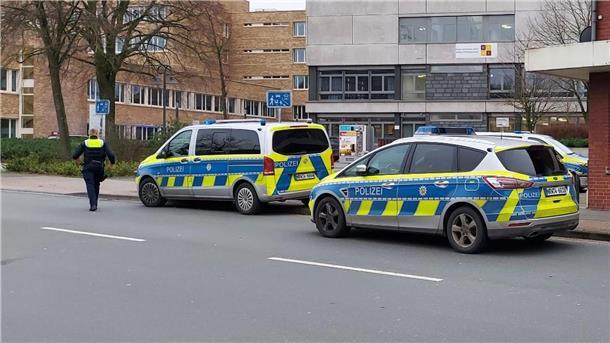 Lehrerin getötet: Verdächtiger Schüler bekam Schulverweis Polizeieinsatz am Berufskolleg in Ibbenbüren am Dienstag: Ein 17-jähriger Schüler soll dort seine 55-jährige Lehrerin erstochen haben.