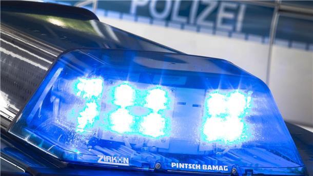 Blaulicht der Polizei. Polizeieinsatz auf dem Supermarktparkplatz in Loxstedt: Beamte trafen den alkoholisierten 38-jährigen Fahrer an seinem Fahrzeug an und nahmen ihn zur Rede.