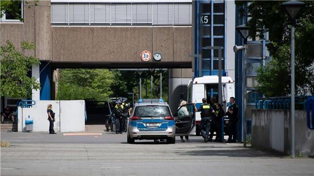 Alarm an Schule: Polizei ermittelt wegen Notruf-Missbrauch Polizeieinsatz nach mehreren Notrufen an der Carl-von-Ossietzky-Schule in Berlin-Kreuzberg.