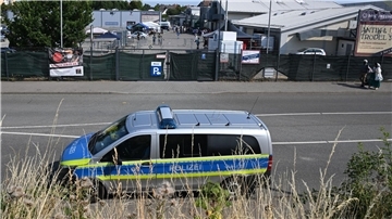 Polizeifahrzeug vor dem Messegelände.