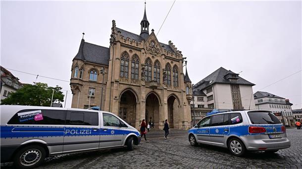 Bundesweite Bombendrohungen gehen weiter Polizeifahrzeuge stehen nach einer Bombendrohung vor dem Erfurter Rathaus.