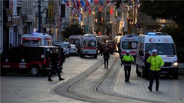 Festnahmen nach Anschlag in Türkei - Regierung in der Kritik Polizeifahrzeuge und Krankenwagen im Einsatz in Istanbul.