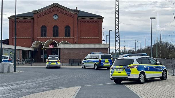Jugendliche in Zug mit axtähnlichem Gegenstand verletzt Polizeifahrzeuge vor dem Bahnhof in Guben. Ein Mann hat in einem Regionalzug in Brandenburg eine Jugendliche mit einem axtähnlichen Gegenstand verletzt.
