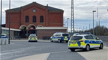 Polizeifahrzeuge vor dem Bahnhof in Guben. Ein Mann hat in einem Regionalzug in Brandenburg eine Jugendliche mit einem axtähnlichen Gegenstand verletzt.