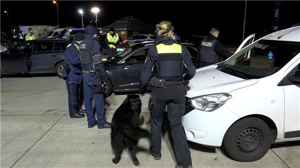 Fahndungsaktion gegen Geldautomatensprenger Polizeikontrolle an der A30 nahe der niederländischen Grenze.