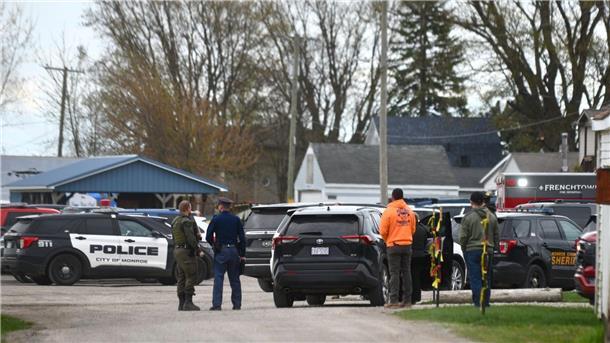 Auto rast in Geburtstagsparty - zwei Kinder tot Polizeikräfte am Swan Creek Boat Club, nachdem eine Autofahrerin in das Gebäude gefahren war.