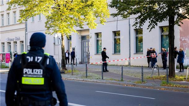 Reaktionen auf Brandsätze vor Synagoge in Berlin Polizeikräfte stehen vor der jüdischen Gemeinde Kahal Adass Jisroel in Berlin.