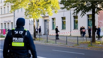 Polizeikräfte stehen vor der jüdischen Gemeinde Kahal Adass Jisroel in Berlin.