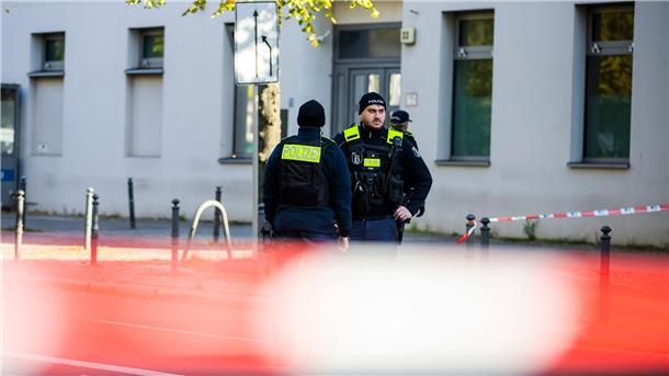 Entsetzen über Brandsätze vor Synagoge - Ausschreitungen Polizeikräfte stehen vor der jüdischen Gemeinde Kahal Adass Jisroel in der Brunnenstraße in Berlin-Mitte.