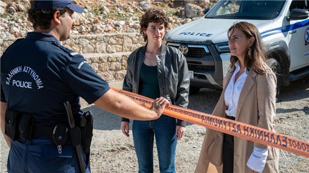 Kalimera! Das Erste hat jetzt einen „Kreta-Krimi“ Polizeimajorin Eleni Theodoraki (Naomi Krauss, rechts) kehrt nach Jahrzehnten zurück in ihre alte Heimat.