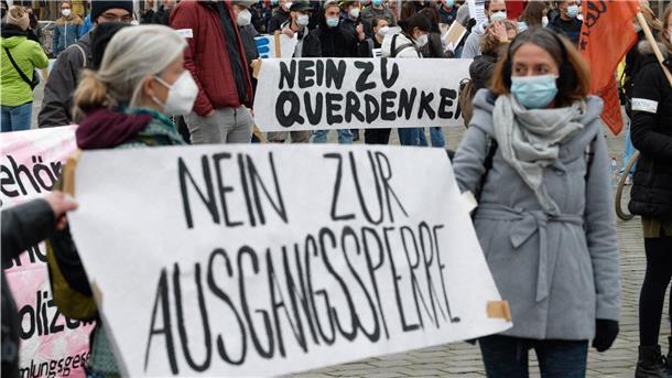 Polizeistreife in Köln. Kommt die nächtliche Ausgangssperre, werden die Beamten die Einhaltung kontrollieren müssen.