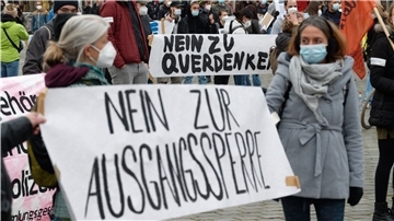 Polizeistreife in Köln. Kommt die nächtliche Ausgangssperre, werden die Beamten die Einhaltung kontrollieren müssen.