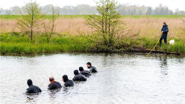 Polizeitaucher gehen auf der Suche nach dem vermissten Jungen einen Tümpel ab. Der sechs Jahre alte Arian aus Elm wird noch immer vermisst.