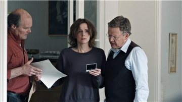 Polizist Vera (Yorck Dippe, li.) und Rechtsanwalt Schwenn (Justus von Dohnányi, re.) teilen die Sorge Ann Kathrin Scheerers (Adina Vetter, Mi.).