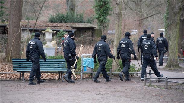 Polizisten am 22. Februar bei einer Durchsuchung des Bürgerparks in Pankow.
