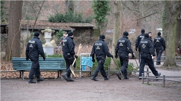 Polizisten am 22. Februar bei einer Durchsuchung des Bürgerparks in Pankow.