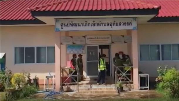 Polizisten am Einsatzort in der Kindertagesstätte in Nong Bua Lamphu.