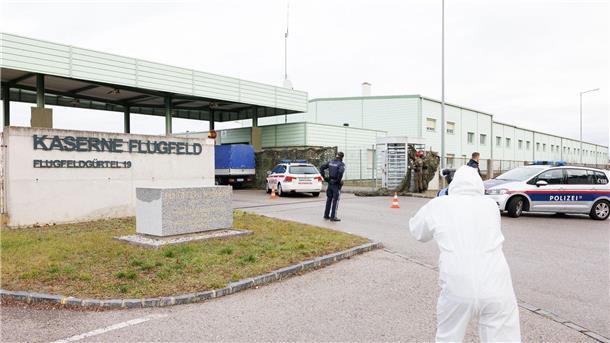 Österreich: Soldat in Kaserne erschossen Polizisten am Einsatzort nach dem Schusswechsel in der Flugfeld-Kaserne in Wiener Neustadt.