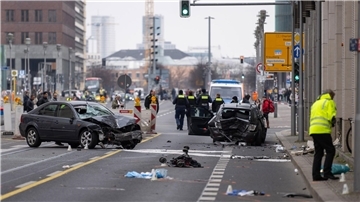 Polizisten an der Unfallstelle auf der Leipziger Straße in Berlin.