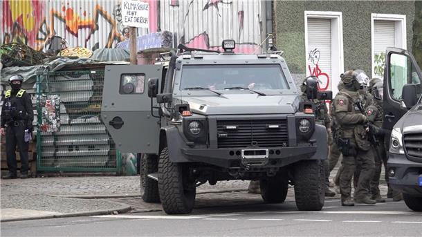 RAF-Fahndung: Weitere Durchsuchung in Berlin Polizisten an einem gepanzerten Fahrzeug: Am frühen Morgen fand ein Großeinsatz im Berliner Stadtteil Friedrichshain statt.