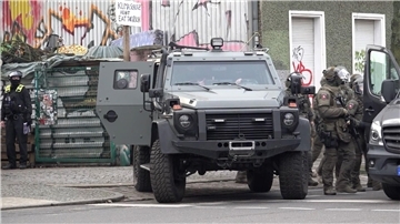 Polizisten an einem gepanzerten Fahrzeug in Berlin: Am 26. Februar war Ex-RAF-Terroristin Daniela Klette in Berlin-Kreuzberg festgenommen worden.
