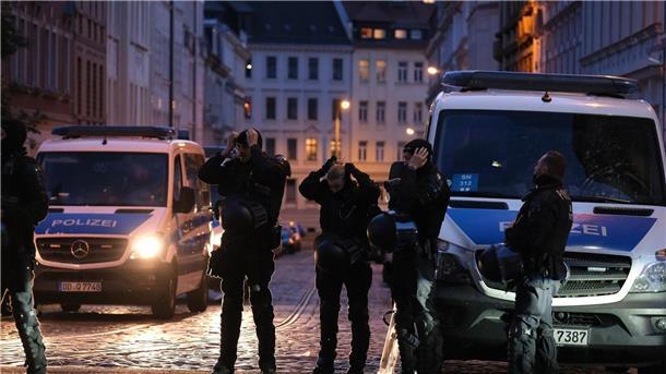 Polizisten an einer Kreuzung im Leipziger Stadtteil Connewitz.
