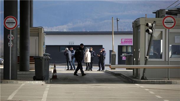 Medienbericht: Serben im Nord-Kosovo verlassen Barrikaden Polizisten aus Serbien stehen am Mittwoch am geschlossenen Grenzübergang zwischen dem Kosovo und Serbien.