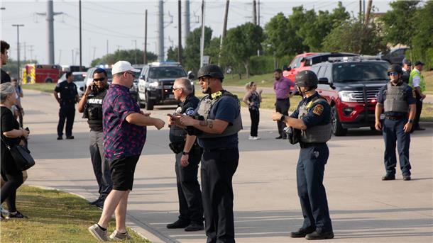Die USA und die Waffen - Erneuter Amoklauf schockt das Land Polizisten befragen Zeugen in der Nähe des Tatorts.