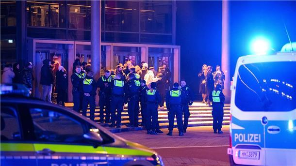 Randale in Kinos - Hinweise auf TikTok-Trend Polizisten bei einem Einsatz vor einem Kino in Hamburg.