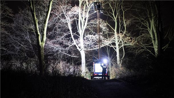 Berlin: Vermisste Fünfjährige tot - 19-Jähriger festgenommen Polizisten beleuchten im Dunkeln einen Ort an einem Park in Pankow. Das vermisste vierjährige Mädchen aus Berlin ist tot. Es sei am Abend mit Verletzungen von Passanten im Bürgerpark Pankow gefunden worden, sagte ein Polizeisprecher.