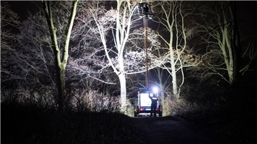 Polizisten beleuchten im Dunkeln einen Ort an einem Park in Pankow. Das vermisste vierjährige Mädchen aus Berlin ist tot. Es sei am Abend mit Verletzungen von Passanten im Bürgerpark Pankow gefunden worden, sagte ein Polizeisprecher.