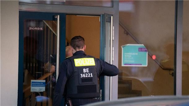 Polizisten betreten die Schule in Neukölln.