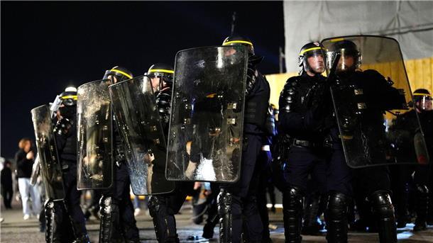 Polizisten bewachen den Place da la Concorde nach einer Demonstration in der Nähe der Nationalversammlung in Paris.