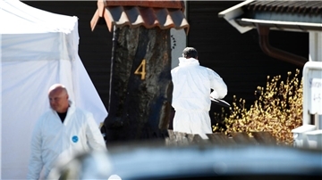 Polizisten der Spurensicherung arbeiten auf dem Grundstück des Multimillionärs Tom Hagen in Lørenskog.